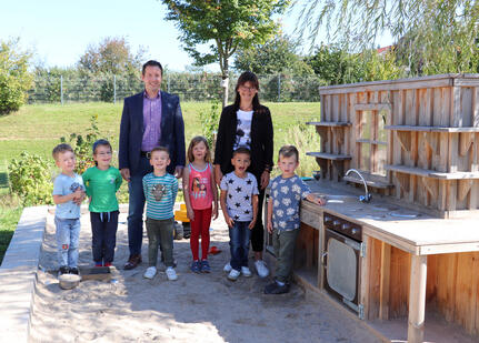 Bürgermeister Manuel Tabor und Kindergartenleiterin Petra Heitz mit einigen Hobbyköchinnen und Hobbyköchen vor dem neuen Highlight
