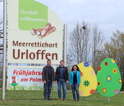 Martin Köbel (li.) mit Bürgermeister Manuel Tabor und Ortsvorsteherin Pamela Otteni-Hertwig