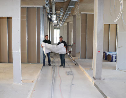 Bürgermeister Manuel Tabor (li.) und Bauamtsleiter Uli Brudy im Neubau