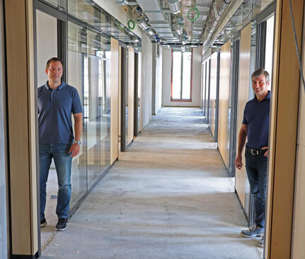 Bürgermeister Manuel Tabor (li.) und Bauamtsleiter Uli Brudy im Obergeschoss des Neubaus