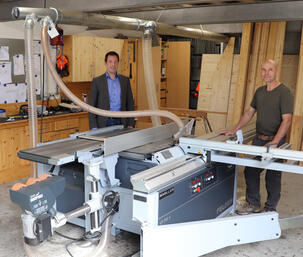 Schreiner Arnold Haas (rechts) mit Bürgermeister Tabor an der neuen Säge