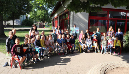 Schülerinnen und Schüler der Schauenburg-Grundschule, hintere Reihe v.l.: Schulleiterin Katharina Schmälzle, Renate Ernst-Rummel (Nabu) und die Lehrerinnen Tina Bohn und Janique Woelki