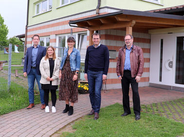 v.l. Bürgermeister Manuel Tabor, Alisa Ehret, Kindergartenleiterin Petra Heitz, Volker Schebesta MdL und Hauptamtsleiter Fritz Langenecker
