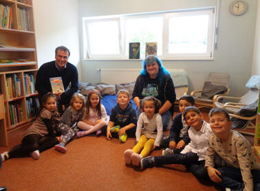 Volker Schebesta und Erzieherin Laura Bürg beim Vorlesen mit den Kindern