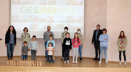 Ortsvorsteherin Pamela Otteni-Hertwig (li.) und Ortschaftsrat Michael Federer (3. V.r.) mit Teilnehmern von „Gesundes Urloffen“