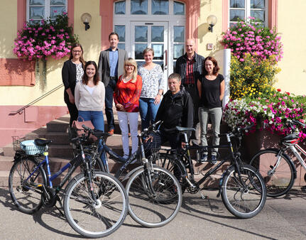 Radler aus dem Gemeindeteam: v.l. Eva-Maria Wiedemer, Antonia Huber, Bürgermeister Manuel Tabor, Martina Lukaszczyk, Ursula Huber, Stephan Huber, Dietmar Brudsche und Marion Döring