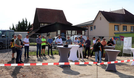 Bürgermeister Manuel Tabor (5. v.l. mit den Radelnden an der Baustelle des Appenweierer Rathauses)