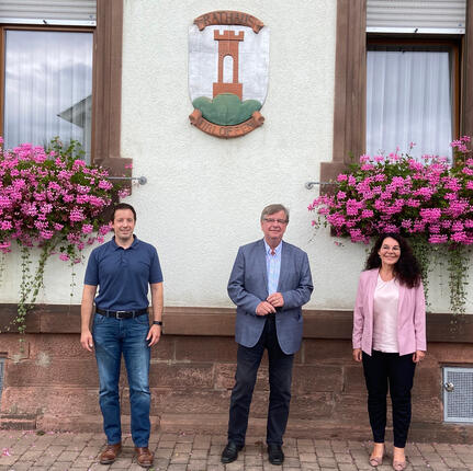 Willi Stächele MdL (Mitte) mit Ortsvorsteherin Pamela Otteni-Hertwig und Bürgermeister Manuel Tabor