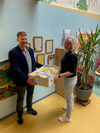 Bürgermeister Viktor Lorenz und Christina Stricker (Leiterin des Schauenburg-Kindergartens)