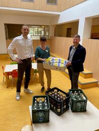 Hauptamtsleiter Patrick Strauß (li.), Petra Heitz (Leiterin des Schwarzwaldkindergartens) und Bürgermeister Viktor Lorenz