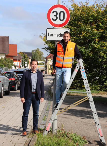 Bürgermeister Manuel Tabor (links) und Marcel Schiff, Leiter der Straßenmeisterei Offenburg beim Anbringen der neuen „Tempo 30“-Verkehrsschilder.