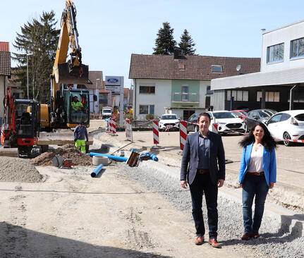 Bürgermeister Manuel Tabor und Ortsvorsteherin Pamela Otteni-Hertwig  an der Baustelle in der Hanauer Straße.