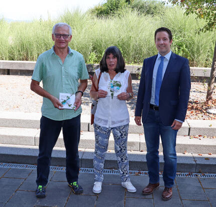 Bürgermeister Manuel Tabor (rechts) mit Brigitte Hummel und Wolfram Schatz