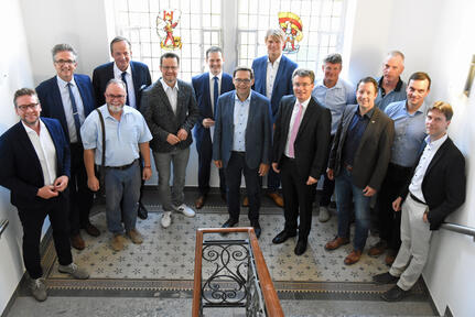 14 Kommunen in der Ortenau haben die gemeinsame selbstständige Kommunalanstalt „Mobilitätsnetzwerk Ortenau“ gegründet. Zur Unterzeichnung der Anstaltssatzung kamen ins Offenburger Rathaus v.l.n.r.: Tobias Uhrich (Neuried), Michael Welsche (Rheinau), Thomas Schäfer (Seelbach), Matthias Braun (Oberkirch), Marco Steffens (Offenburg), Christian Huber (Willstätt), Klaus Muttach (Achern), Thomas Wuttke (Kehl), Thorsten Erny (Gengenbach), Oliver Martini (Offenburg), Manuel Tabor (Appenweier), Lutz Weide (Schwanau), Erik Weide (Friesenheim) und Martin Holschuh (Schutterwald). 