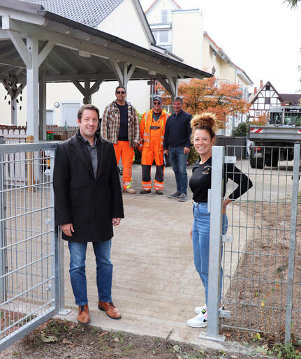 v.l.: Bürgermeister Manuel Tabor, Benjamin Schneider, Jürgen Lechleiter, Bauamtsleiter Uli Brudy und Vogelnest-Leiterin Lena Ross