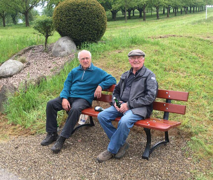 Eugen Kamm (li.) und Oskar Kiefer auf der neuen Bank
