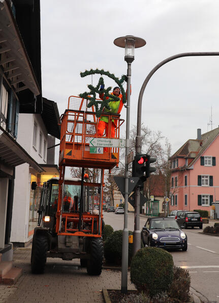 Bauhofleiter Bruno Vollmer montiert einen Weihnachtsstern an der B3