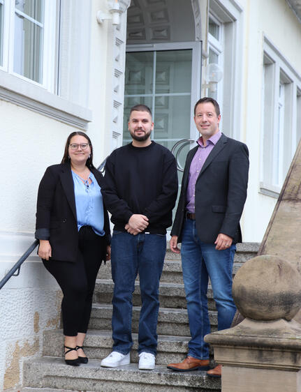 Maximilian Wolf (Mitte) mit Bürgermeister Manuel Tabor und Claudia Sabo vom Personalamt